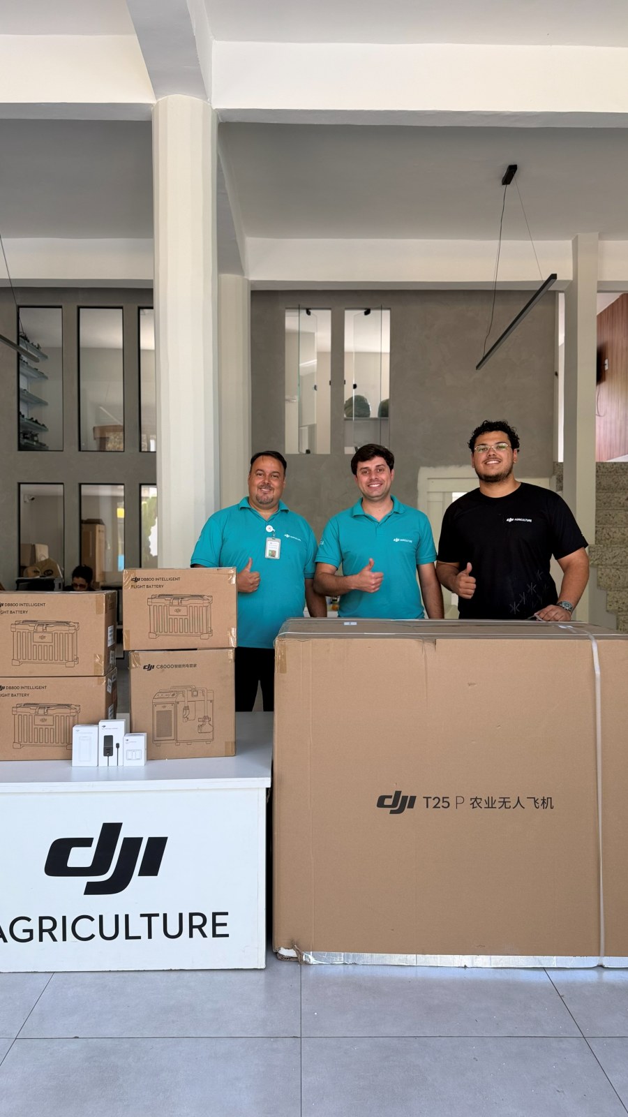 Equipe de assistência técnica Kavita Drones com equipamentos e drone DJI Agras T25P na loja